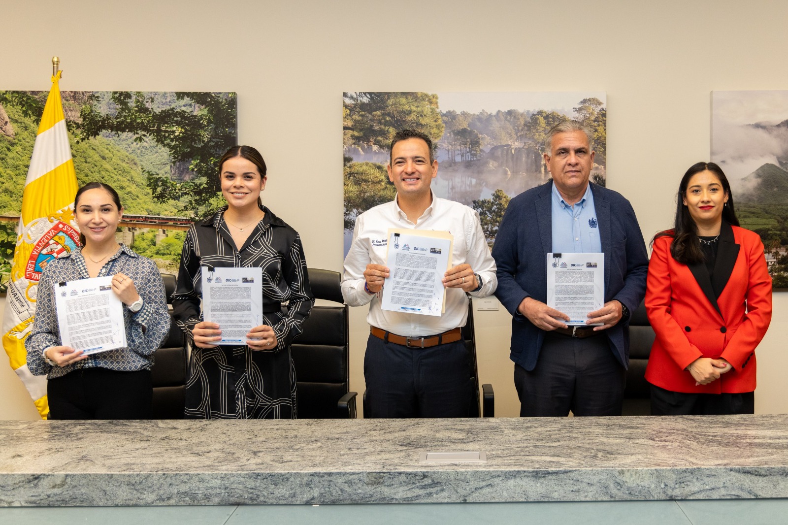 Firma alcalde Marco Bonilla actas de entrega-recepción de la ...