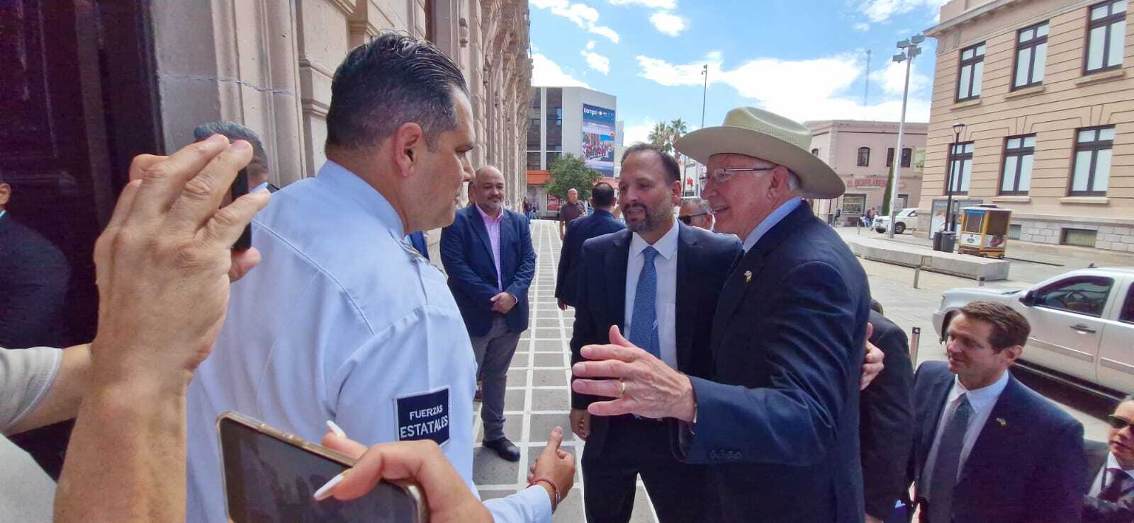 Se reúne Maru con embajador de Estados Unidos, Ken Salazar – Al Contacto
