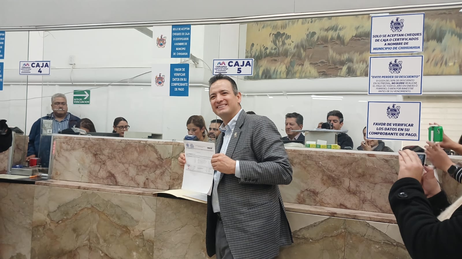 Cumple alcalde con pago del Impuesto predial – Al Contacto