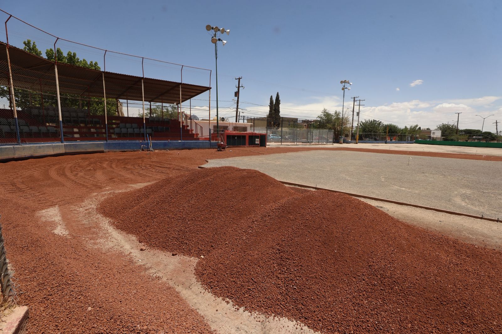 Avanza Obras Públicas en la rehabilitación de campo de beisbol en