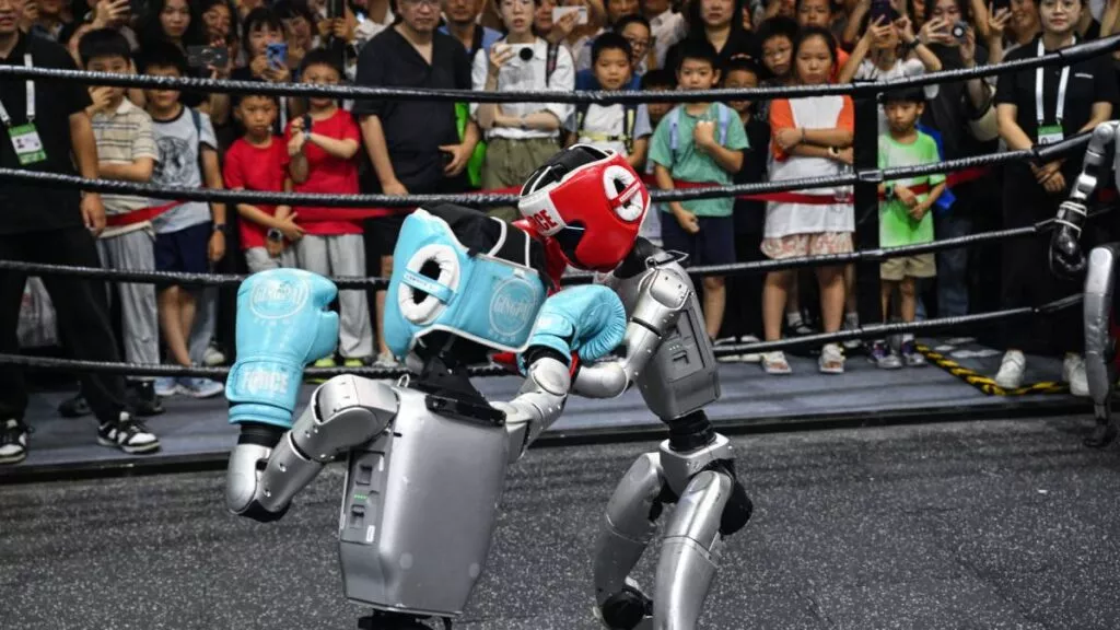 Robots humanoides boxeadores sorprenden en la WAIC 2025 con combate ...