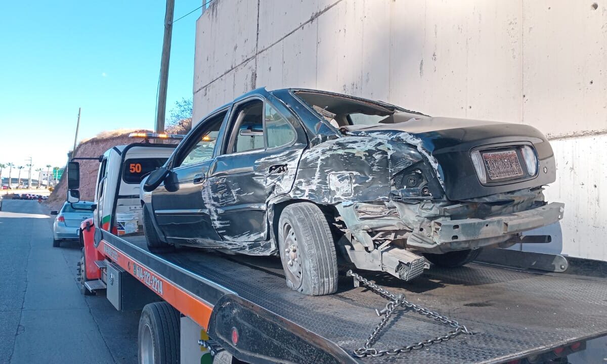 Conductor pierde el control y se impacta contra muro en el Periférico ...