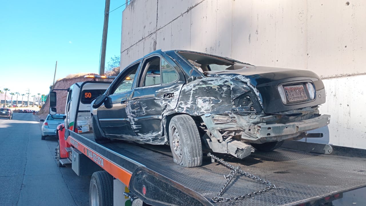 Conductor pierde el control y se impacta contra muro en el Periférico ...