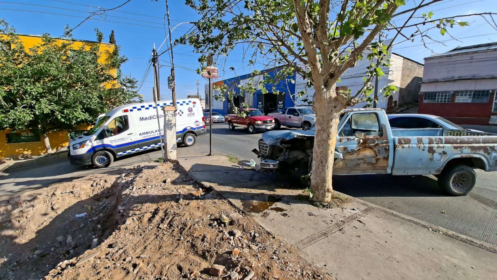 Adulto mayor sufre ataque epiléptico y choca contra árbol en la Pacheco ...